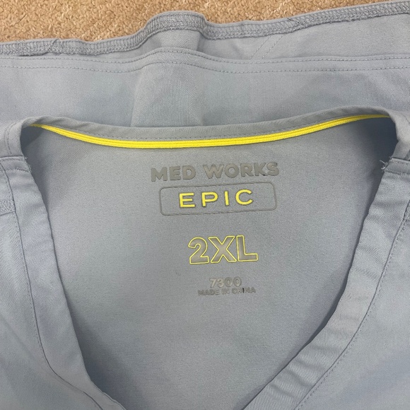 Med Works Epic Scrub Top Blue V-Neck 2XL Women’s 7300 Short Sleeve Pockets - Picture 5 of 5